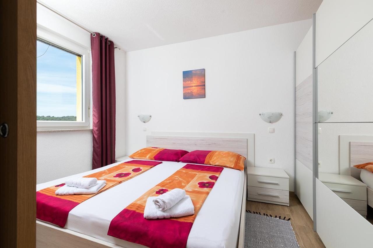 Apartmani Mirna Luka Pomer Esterno foto