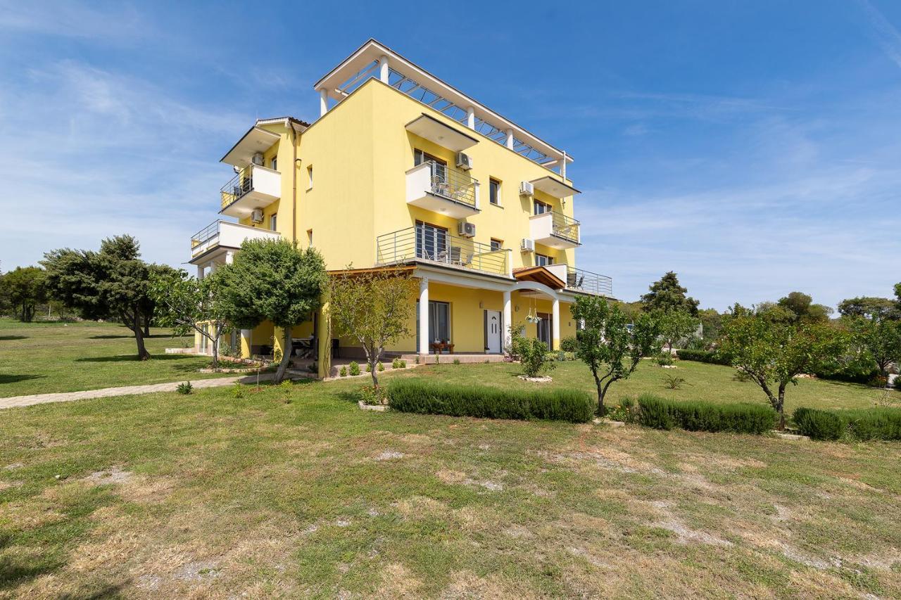 Apartmani Mirna Luka Pomer Esterno foto