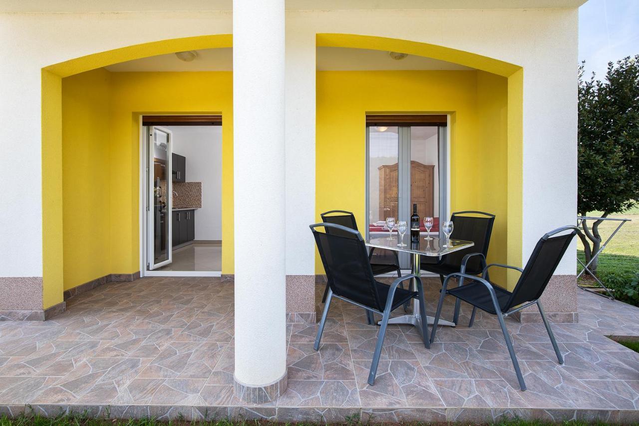 Apartmani Mirna Luka Pomer Esterno foto